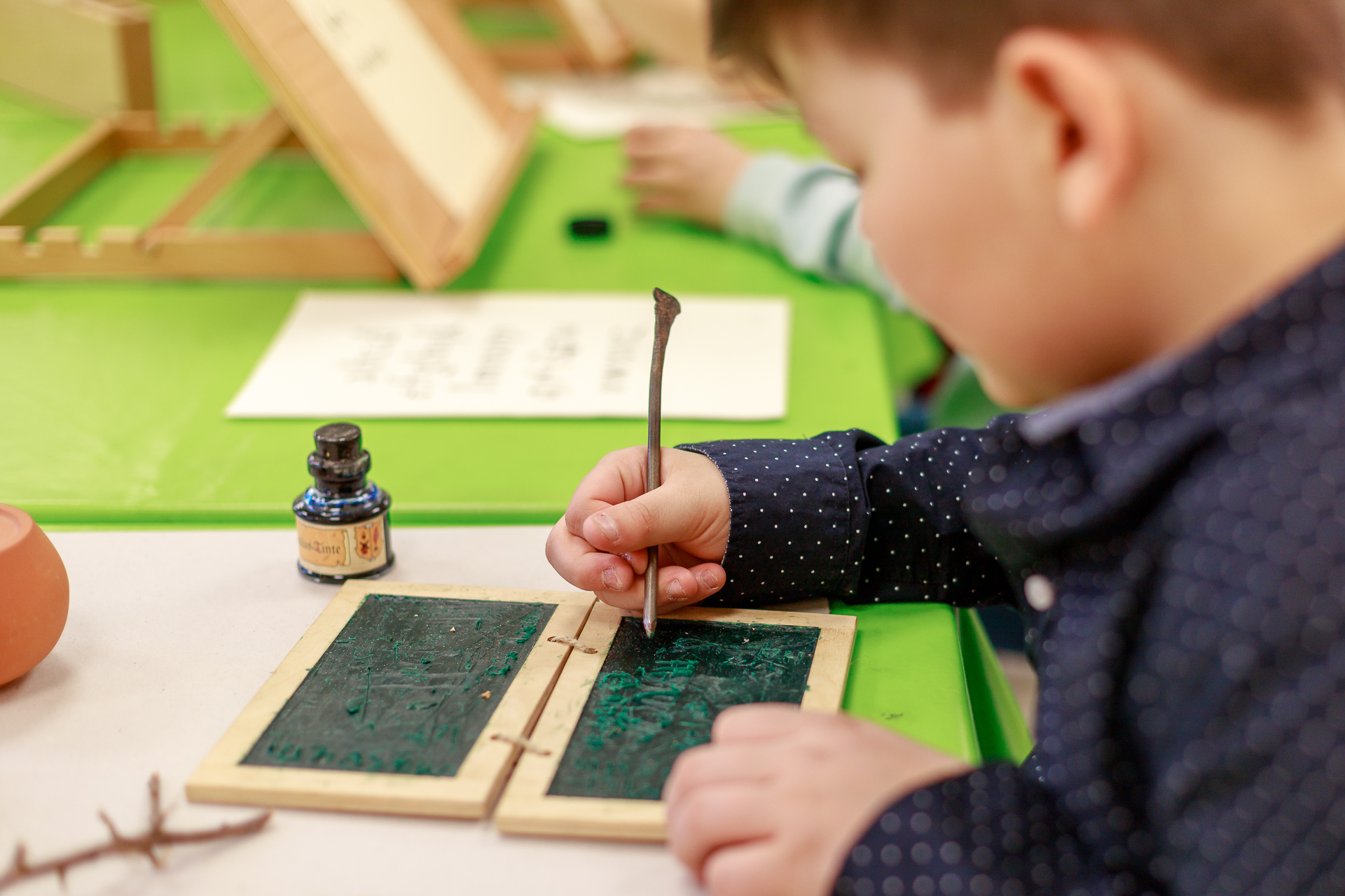 Kinder probieren historische Techniken aus und gravieren wie früher