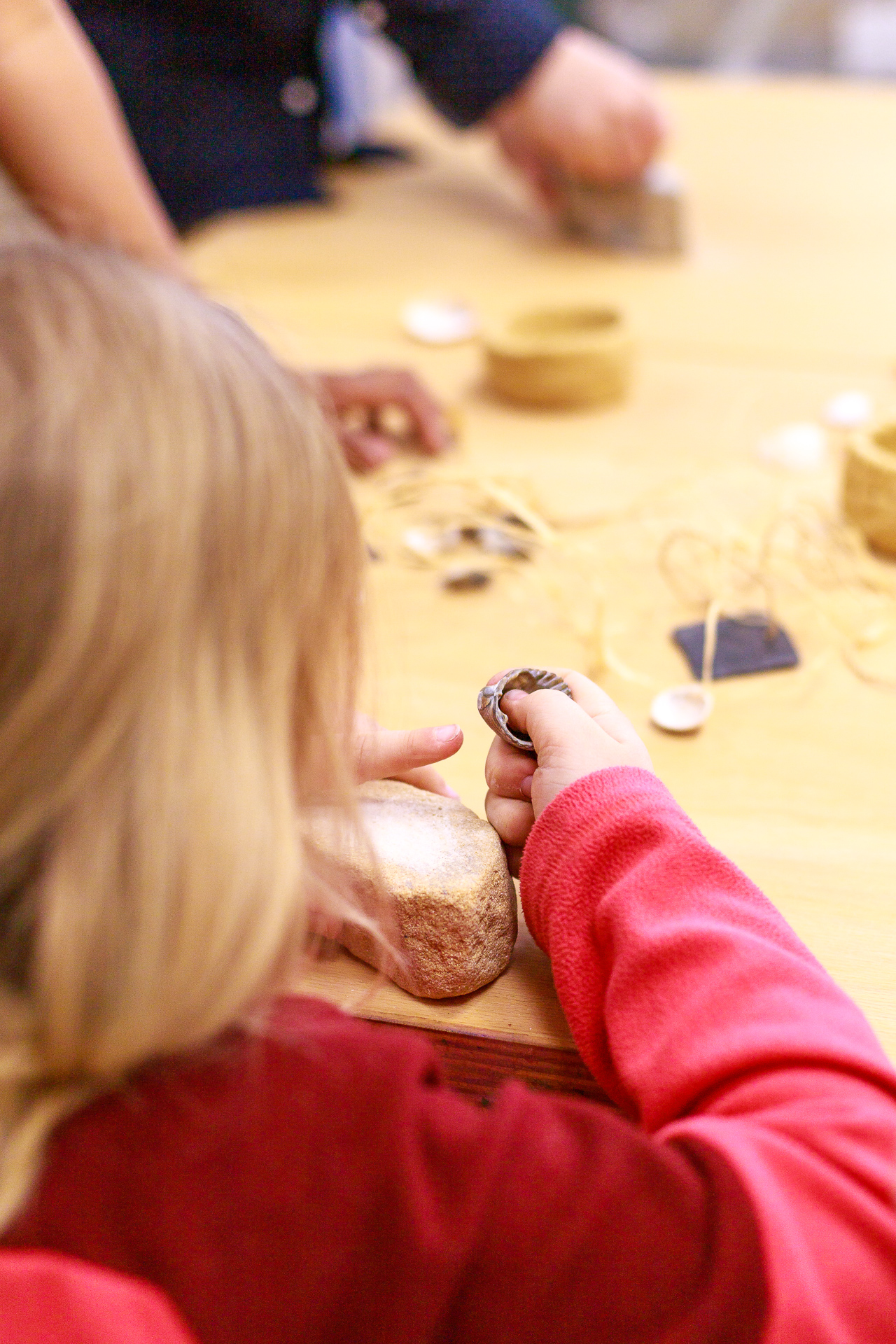 Kinder betrachten und erforschen alte Gegenstände aus vergangenen Zeiten